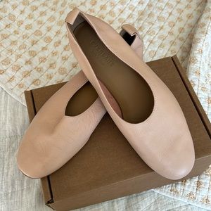 Everlane leather day glove flats in blush tan. Great condition. Size 7.